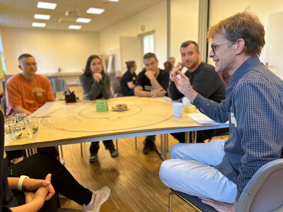 Diskussion am Tisch zu Schnittstellen