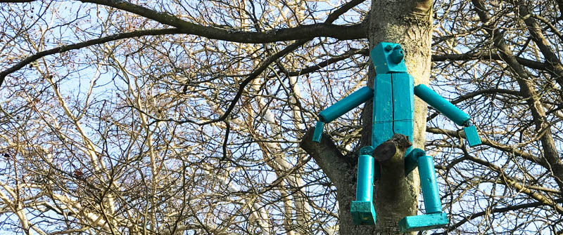 Schule am Park, Ergänzende Förderung und Betreuung, Holzfigur auf dem Baum